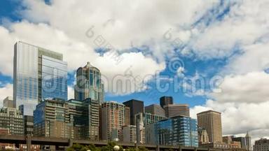 移动的云和天空在西雅图市中心的城市景观与高速公路交通4k超高d时间间隔